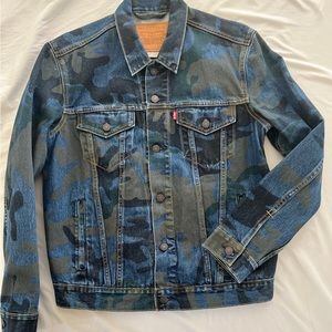 2x Levi’s camo denim jackets Medium